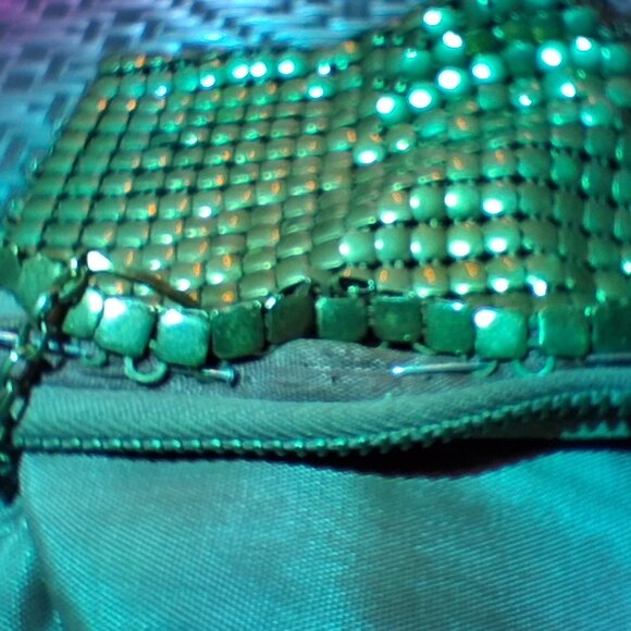 Metal Mesh Mini Coin Pouch w/Keyring & Decorative Crest Plate – Green Tile Bag - Picture 7 of 12